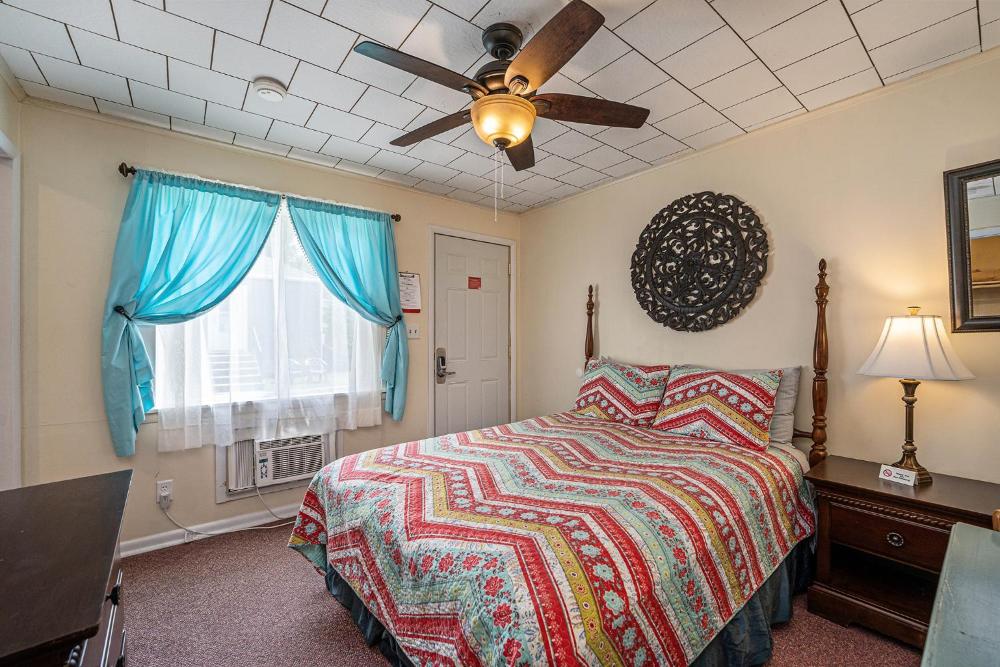 Queen Room interior